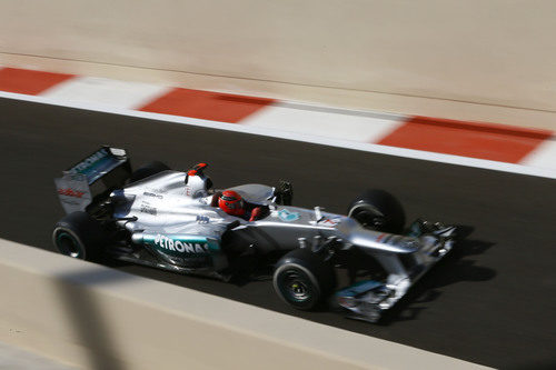 Michael Schumacher en la salida del pit-lane de Yas Marina