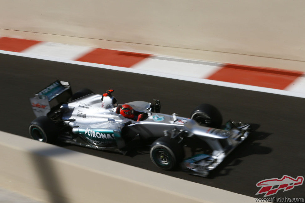 Michael Schumacher en la salida del pit-lane de Yas Marina