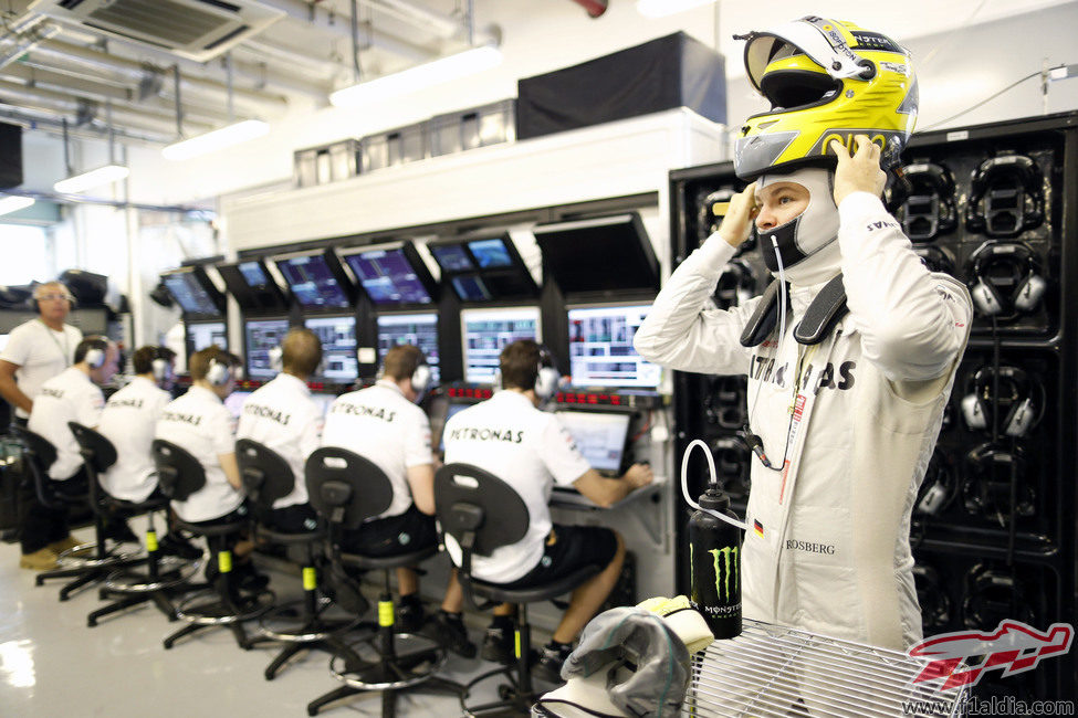Nico Rosberg se pone el casco ante sus ingenieros de Mercedes