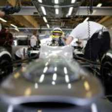 Nico Rosberg se sube a su Mercedes W03