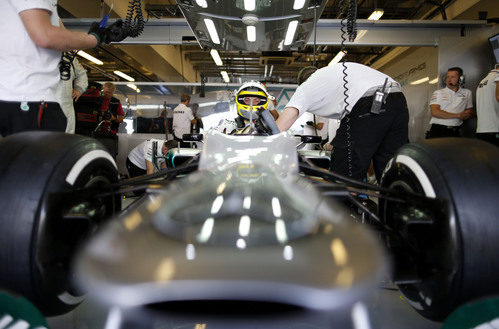 Nico Rosberg se sube a su Mercedes W03