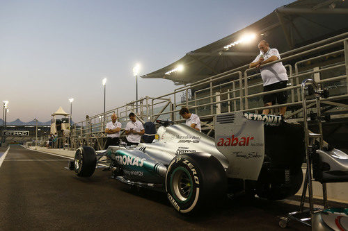 Mercedes esperando en el pit-lane para pasar las verificaciones técnicas