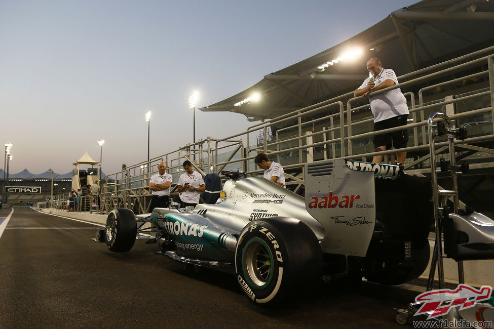 Mercedes esperando en el pit-lane para pasar las verificaciones técnicas