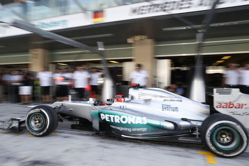 Michael Schumacher regresa a boxes con su Mercedes