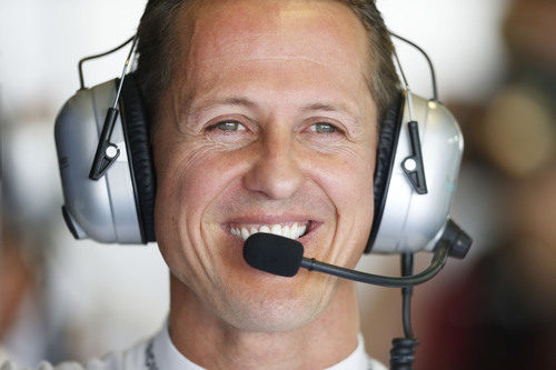 Michael Schumacher pone al mal tiempo buena cara