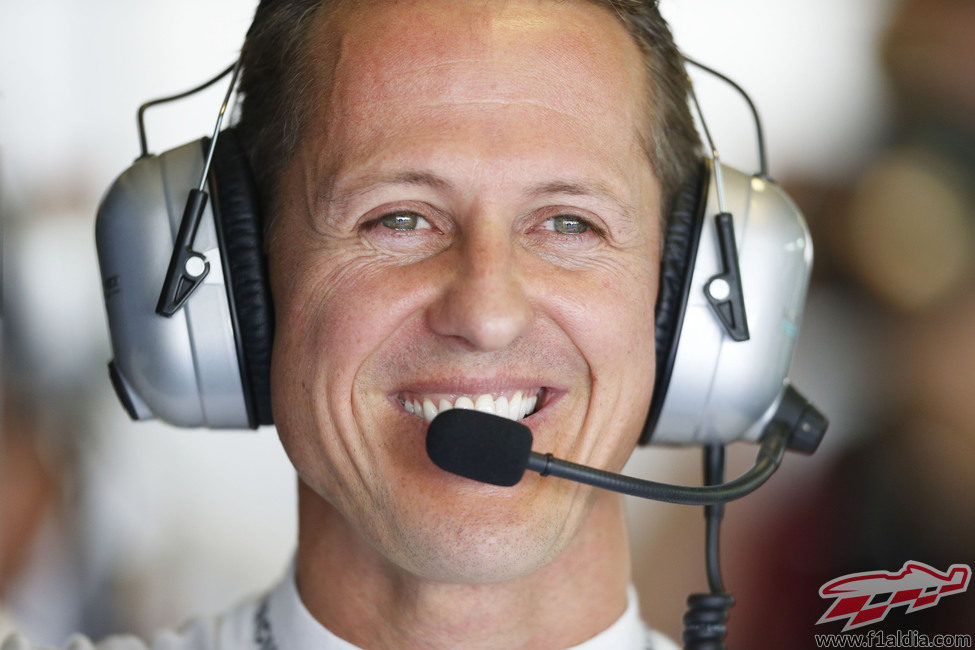 Michael Schumacher pone al mal tiempo buena cara