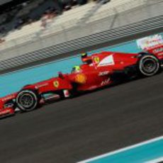 Felipe Massa rueda en el circuito de Yas Marina