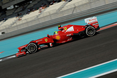 Felipe Massa rueda en el circuito de Yas Marina