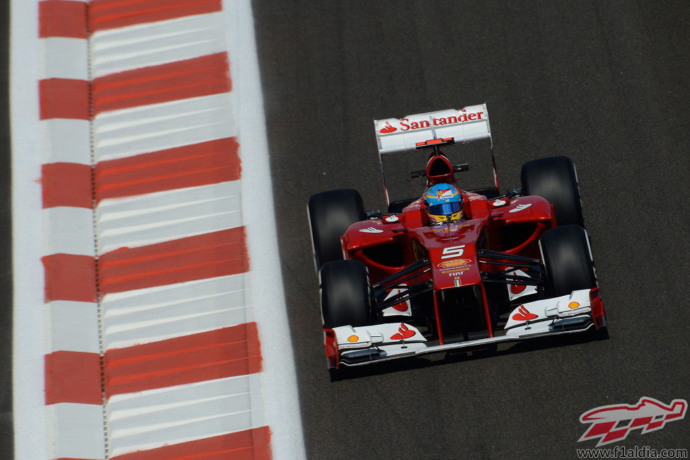 Fernando Alonso afronta una recta en Yas Marina