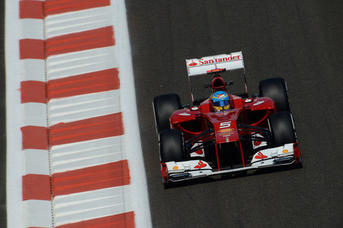 Fernando Alonso afronta una recta en Yas Marina