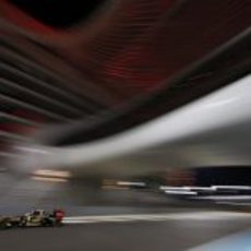 Kimi Räikkönen bajo el espectacular hotel de Yas Marina