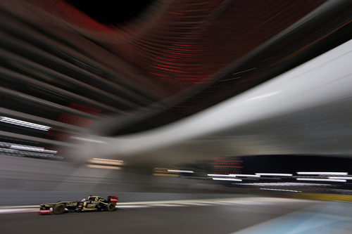 Kimi Räikkönen bajo el espectacular hotel de Yas Marina