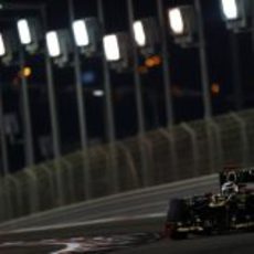 Kimi Räikkönen pilota su Lotus E20 bajo la noche de Abu Dabi