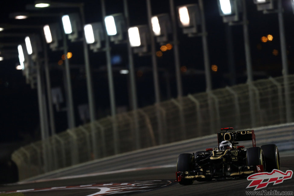 Kimi Räikkönen pilota su Lotus E20 bajo la noche de Abu Dabi