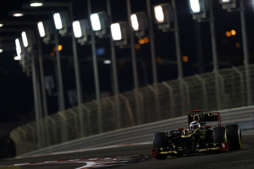 Kimi Räikkönen pilota su Lotus E20 bajo la noche de Abu Dabi