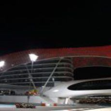 Romain Grosjean junto al Yas Marina Hotel en Abu Dabi