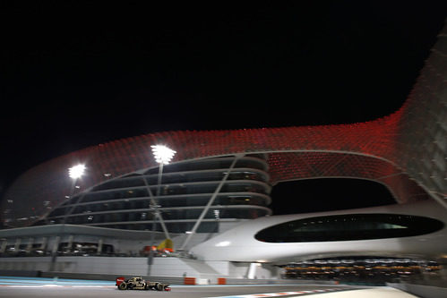 Romain Grosjean junto al Yas Marina Hotel en Abu Dabi