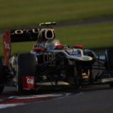 Romain Grosjean tomando una curva en Abu Dabi