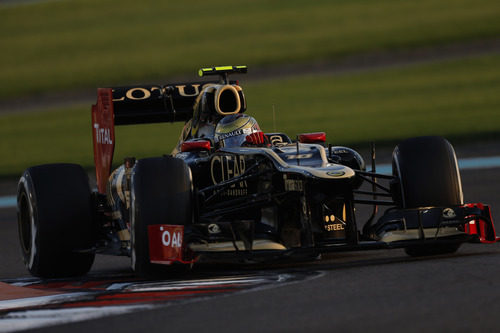 Romain Grosjean tomando una curva en Abu Dabi