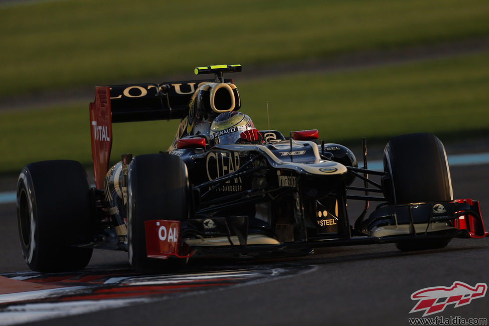 Romain Grosjean tomando una curva en Abu Dabi