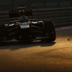 Romain Grosjean pilotando bajo el atardecer en Abu Dabi