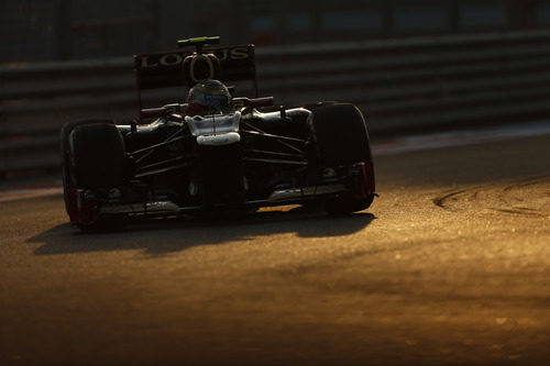 Romain Grosjean pilotando bajo el atardecer en Abu Dabi