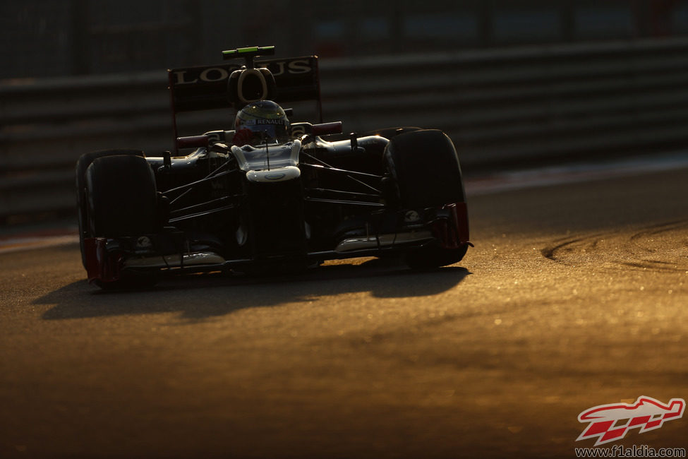 Romain Grosjean pilotando bajo el atardecer en Abu Dabi