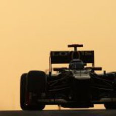 Kimi Räikkönen con su Lotus E20 bajo el atardecer de Abu Dabi