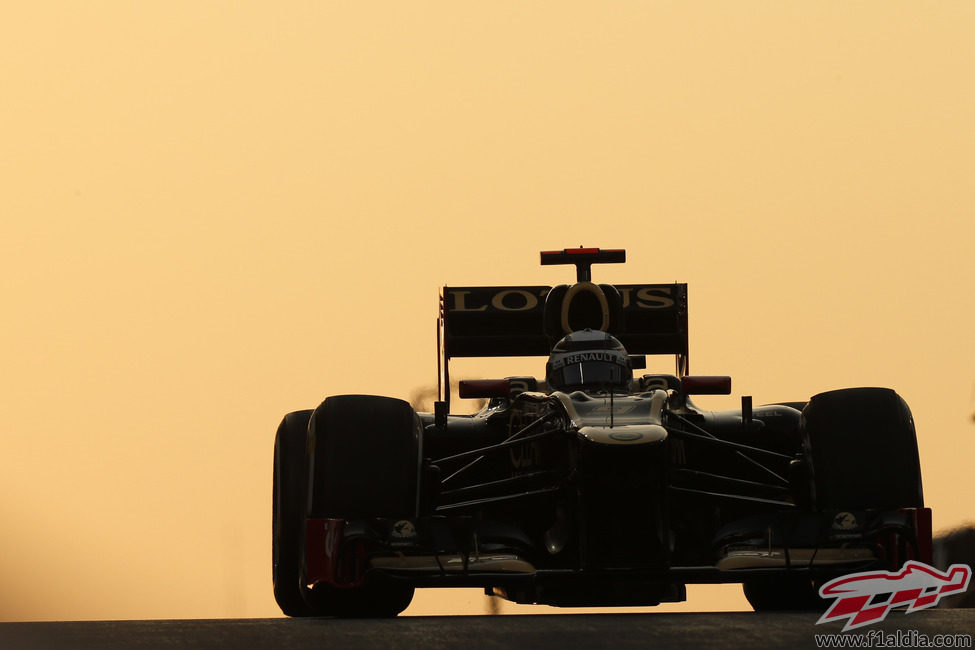 Kimi Räikkönen con su Lotus E20 bajo el atardecer de Abu Dabi