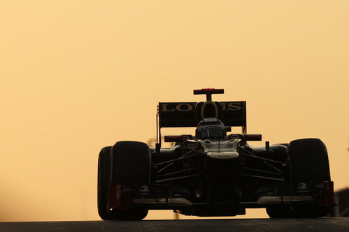 Kimi Räikkönen con su Lotus E20 bajo el atardecer de Abu Dabi