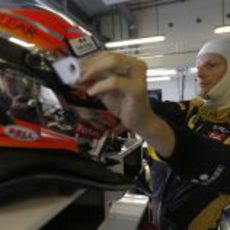 Romain Grosjean coge su casco en el garaje de Lotus