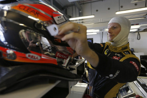 Romain Grosjean coge su casco en el garaje de Lotus