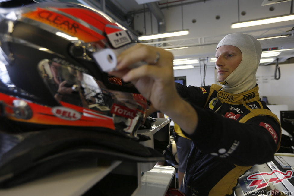Romain Grosjean coge su casco en el garaje de Lotus