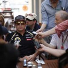 Kimi Räikkönen atendiendo a los medios en el paddock 