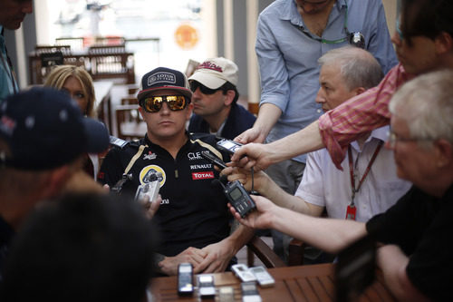 Kimi Räikkönen atendiendo a los medios en el paddock 