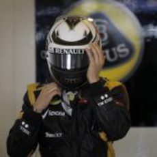 Kimi Räikkönen se ajusta el casco en el garaje de Lotus