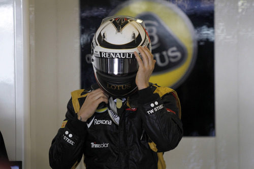 Kimi Räikkönen se ajusta el casco en el garaje de Lotus