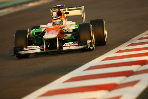 Nico Hülkenberg en una recta del circuito de Yas Marina