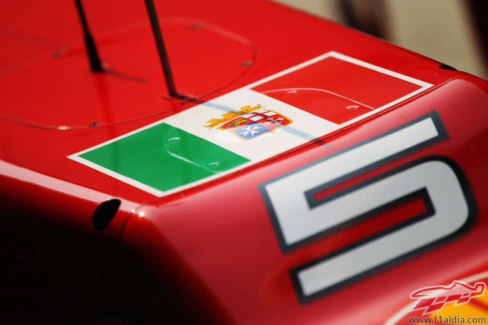 Bandera de la marina italiana en el Ferrari F2012