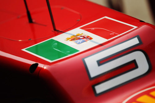 Bandera de la marina italiana en el Ferrari F2012