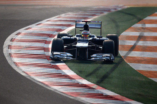 Pastor Maldonado se salta una curva en los libres de India