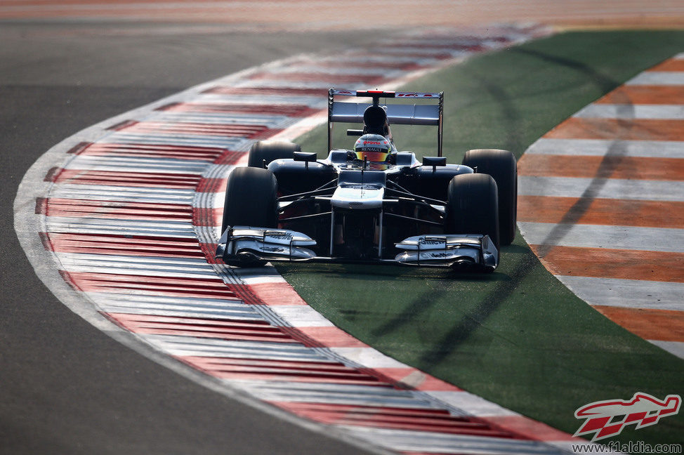Pastor Maldonado se salta una curva en los libres de India