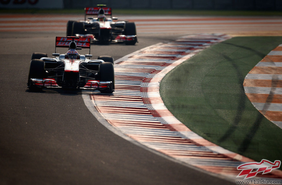 Los dos McLaren juntos en los libres del GP de India