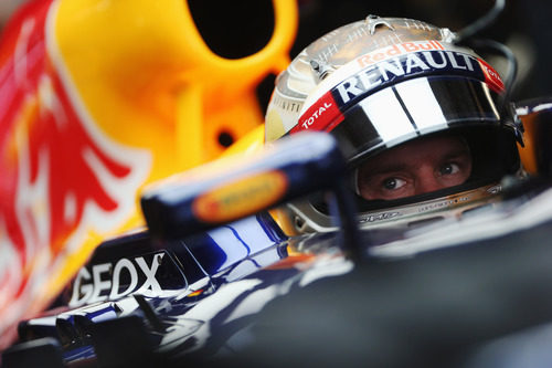 Sebastian Vettel concentrado dentro de su RB8