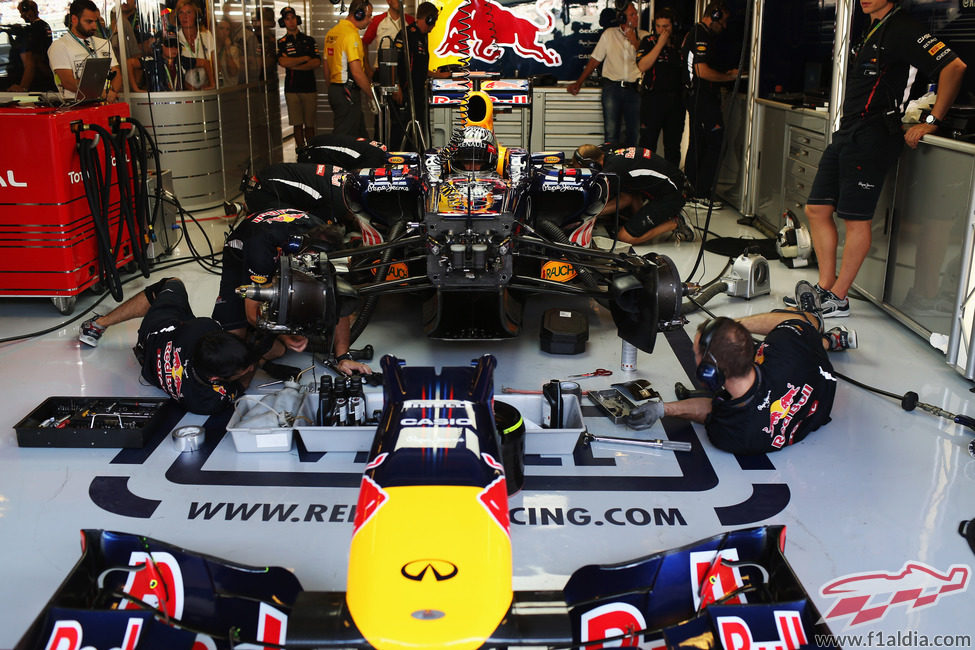 Los mecánicos de Red Bull trabajan en el coche a contrareloj
