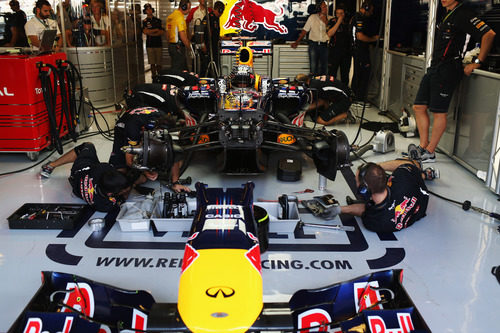 Los mecánicos de Red Bull trabajan en el coche a contrareloj