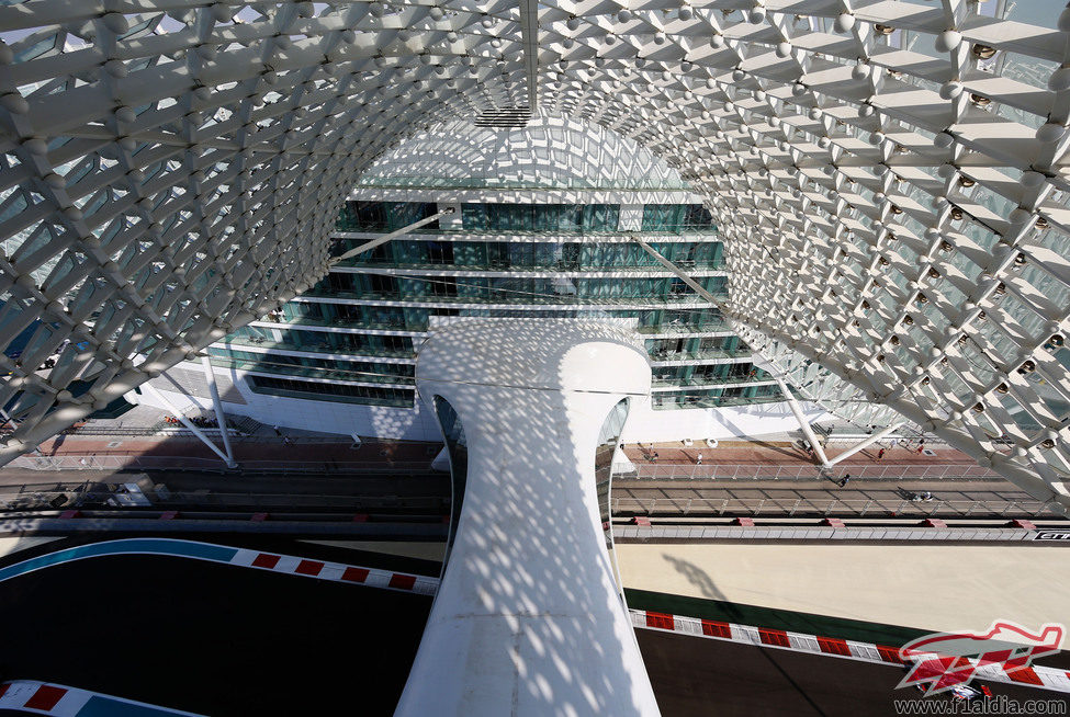 Vista desde el puente del hotel de Yas Marina