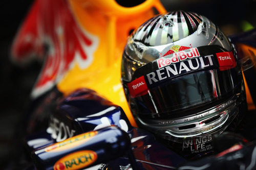 Sebastian Vettel sentado en su RB8 en Yas Marina