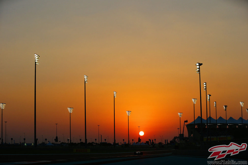 Cae la noche en Abu Dabi 2012