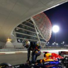 Vettel se baja del RB8 averiado en Yas Marina